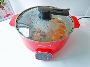 开火锅键焯水，水开捞出控一下香菇的水份。