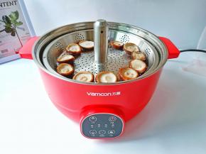 放上升降盘，将香菇依次码上。