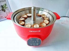 放上升降盘，将香菇依次码上。