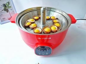 磕入鹌鹑蛋【香菇的口深的话，鹌鹑蛋不会往外漏出】