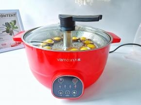 盖上盖子按火锅键蒸8分钟有这个升降功能特别地方便，可以蒸包子、饺子、肉丸子……【蒸的时间根据香菇大小来定】