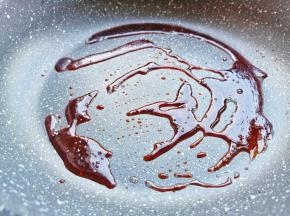 蒸香菇的同时，锅里放一点点油，加入蚝油与生抽炒一下，起锅备用。