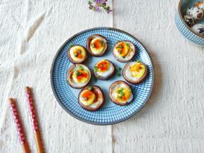 蒸好的香菇淋上酱汁，撒上葱花。