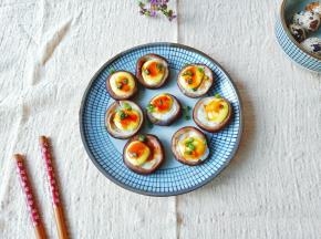 蒸好的香菇淋上酱汁，撒上葱花。