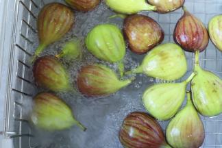 清洗完的无花果沥干备用。