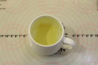 吉利丁片用冰水泡软。