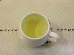 吉利丁片用冰水泡软。