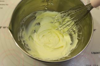 奶油奶酪室温软化，搅拌至无颗粒。