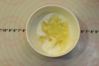 吉利丁片放入酸奶内，微波炉叮融化。