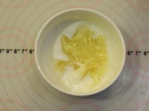 吉利丁片放入酸奶内，微波炉叮融化。