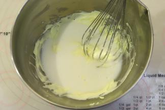 酸奶糊分次倒入奶酪内。