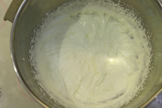 淡奶油加糖打发至5成。