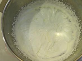 淡奶油加糖打发至5成。