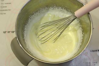 奶酪糊加入淡奶油内，拌至顺滑的慕斯糊。