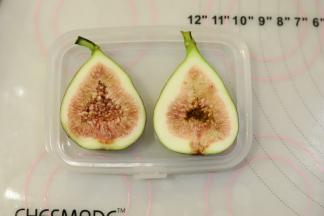 切两片无花果片。