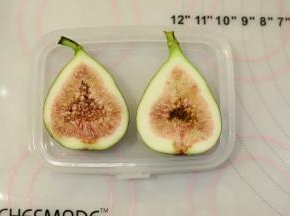 切两片无花果片。