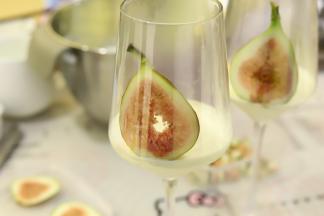 慕斯糊倒入红酒杯内，分别放上一片无花果片在酒杯壁。