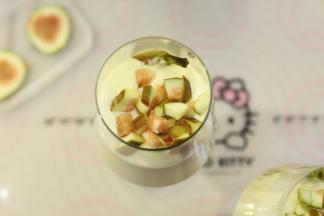 无花果切成小粒，从中间倒入慕斯内，拌匀，最好不要拌到杯子表面。