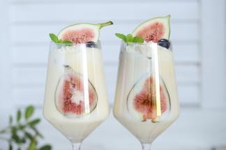 倒满所有的慕斯糊，表面用无花果片和薄荷叶装饰。