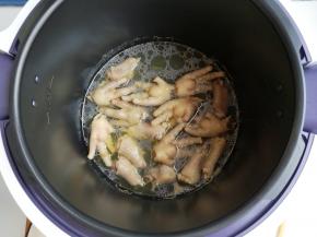 鸡爪放入电压力锅中，加入300克的清水和料酒5克，启动电压力锅煮5分钟。这时的鸡爪已经软烂，捞出备用。