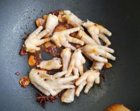 倒入鸡爪，翻炒。