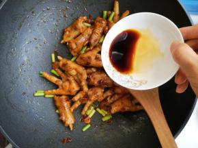 加入生抽、白糖，调味。