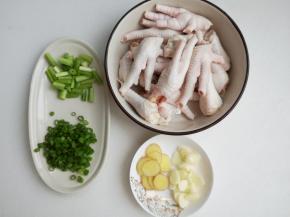 鸡爪洗净，用剪刀剪去脚指甲，鸡爪剁成两段，将香葱葱白和葱叶切断，葱白切大段，葱叶切小段，蒜和姜切片。