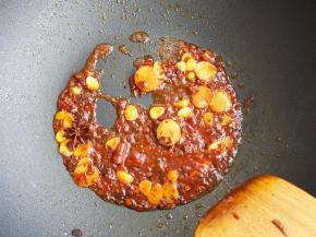 烹入料酒去异味。