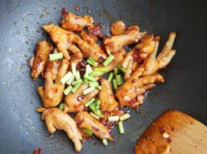 加入葱白段翻炒。