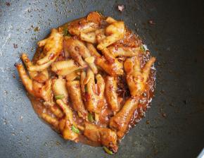 加入30克的清水，稍微烧一下，汤汁收浓即可关火出锅。