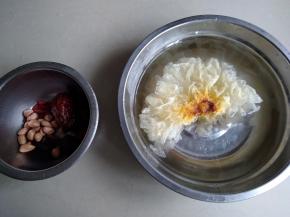 银耳提前一两个小时用清水泡开