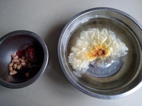 银耳提前一两个小时用清水泡开