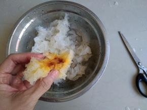 用剪刀将蒂部剪掉，银耳剪成小块状
