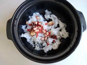 将银耳、桂圆、枸杞子、花生、红枣都放进锅中