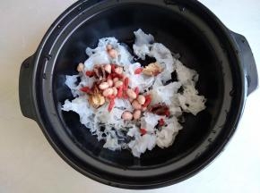 将银耳、桂圆、枸杞子、花生、红枣都放进锅中