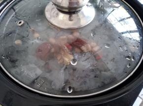 盖上锅盖，大火煮沸后，转中小火煮70分钟