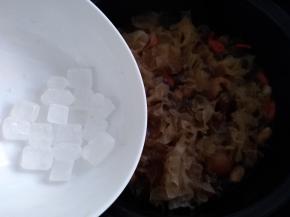 加入冰糖，煮至溶解