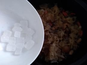 加入冰糖，煮至溶解