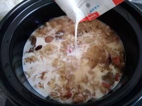 最后才倒入牛奶，煮至冒小泡立即关火