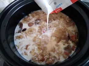 最后才倒入牛奶，煮至冒小泡立即关火