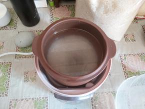 大米洗净，放入隔水炖内，倒入清水，八分满。