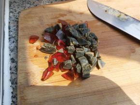 皮蛋去壳，切碎。