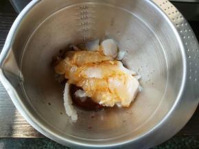 把鱼片放入小盆内，加入一勺生抽、一勺料酒，抓匀，腌渍半小时。