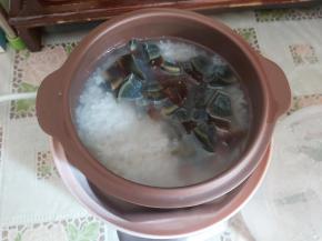 当隔水炖炖煮半小时以后加入切好的皮蛋。