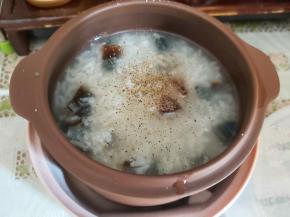 撒上一点点盐、现磨胡椒粉，再次盖上盖子，继续炖煮。