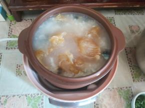 再过半小时，加入腌渍好的鱼片。