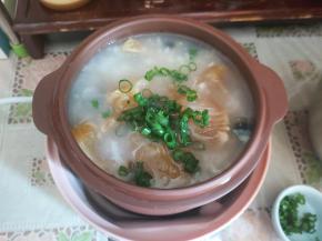 再撒上一点葱末，继续炖煮半小时。