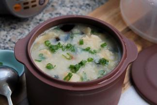 皮蛋鱼片粥成品图