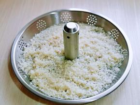 首先将大米淘干净，放在万慕升降锅的提篮上。