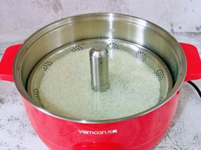 将提篮放回锅体，加入纯净水，没过提篮即可。